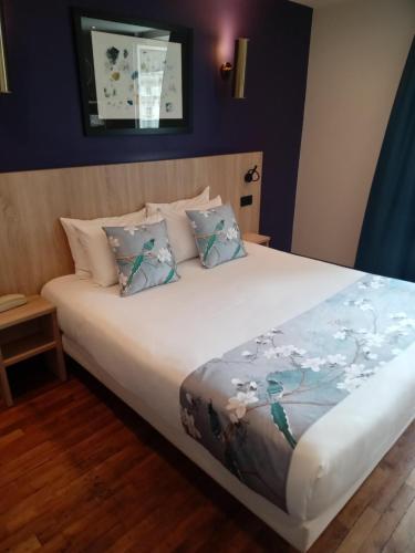 Una cama o camas en una habitación de Hotel Modern Est