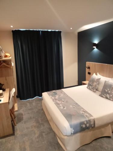 Una cama o camas en una habitación de Hotel Modern Est