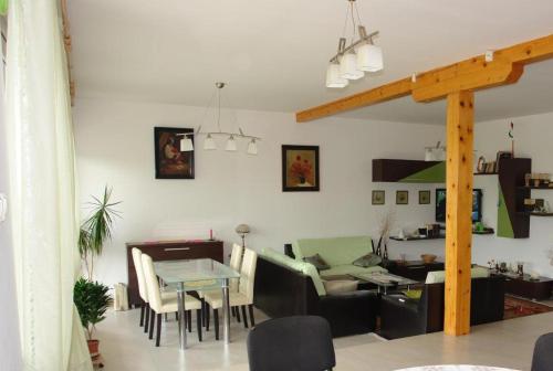 Ruang duduk di Casa Tomson, free parking, aproape de natura