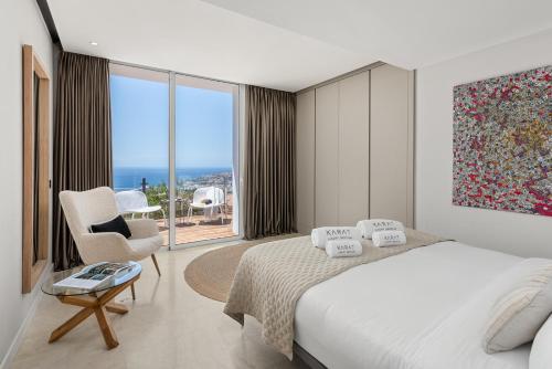 ein Hotelzimmer mit Bett und Blick aufs Meer in der Unterkunft Karat Villa Stone in Adeje