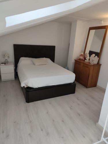 a bedroom with a large bed and a mirror at Refúgio do Tejo in Tramagal