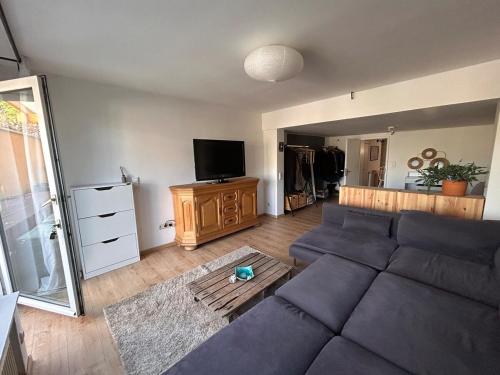 Et tv og/eller underholdning på Seenahe Wohnung mit Gemeinschaftsgarten und -pool