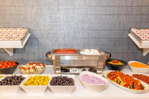 un buffet avec différents types de nourriture sur une table dans l'établissement Istanbul Holiday Hotel, à Istanbul