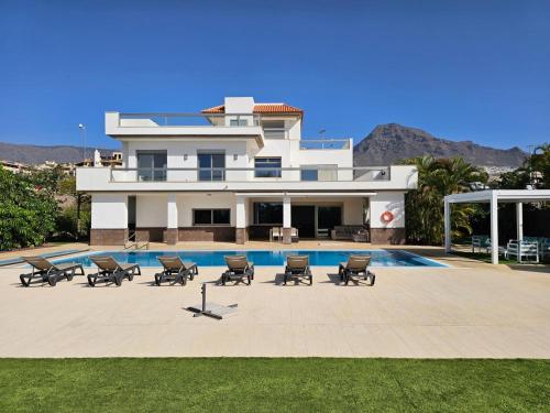 Bazén v ubytování Karat Villa Oasis Del Duque nebo v jeho okolí