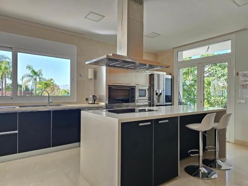 Kuchyň nebo kuchyňský kout v ubytování Karat Villa Oasis Del Duque