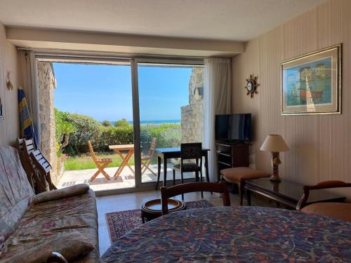 Apartment, seafront, beach, ground floor