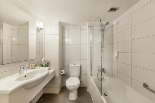 Koupelna v ubytování Kissos Hotel