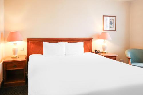 a hotel room with a bed and two lamps at OYO Tong Park Hotel in Bradford