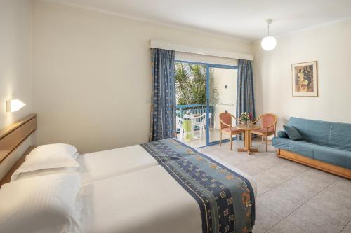 Postel nebo postele na pokoji v ubytování Kissos Hotel