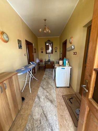 Una cocina con una mesa y un mostrador en una habitación. en Maison, en Polisi i Vogël