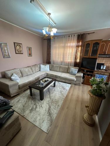 una sala de estar con un sofá y una mesa de centro en Maison, en Polisi i Vogël