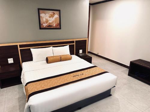 Un dormitorio con una cama grande en una habitación. en A&E hotel2, en Qua Phố