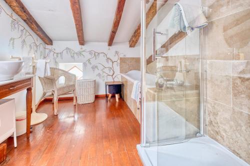 un baño con ducha y lavabo en La Ferme, en Razac-dʼEymet
