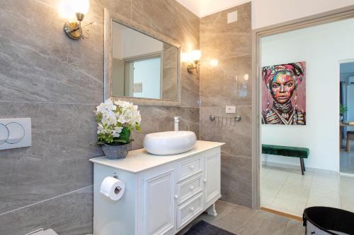 a bathroom with a sink and a mirror at Villa Silente in Oklaj