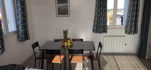 ノワールムーティエにあるAppartement Herbaudiereのダイニングルーム(テーブル、椅子付)、フルーツボウル