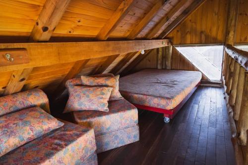 Χώρος καθιστικού στο Casa no Campo, aconchego com lareira e banheira em quase todas Cabanas!