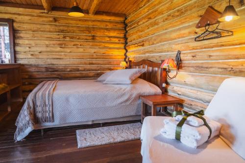 Ένα ή περισσότερα κρεβάτια σε δωμάτιο στο Casa no Campo, aconchego com lareira e banheira em quase todas Cabanas!
