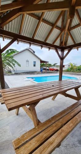 Φωτογραφία από το άλμπουμ του Charmant appartement avec piscine à Petit-Canal, 25m² σε Gros Cap