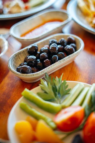 una tabella ricoperta di piatti di frutta e verdura di Palm Beach Hotel a Kucukkuyu