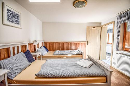 Postel nebo postele na pokoji v ubytování Resort Zajíci ze Zaječí