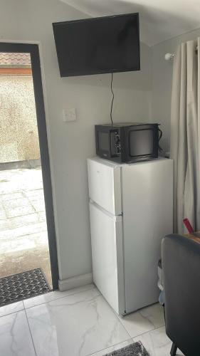Kuchyň nebo kuchyňský kout v ubytování Ardkeen-Outhouse