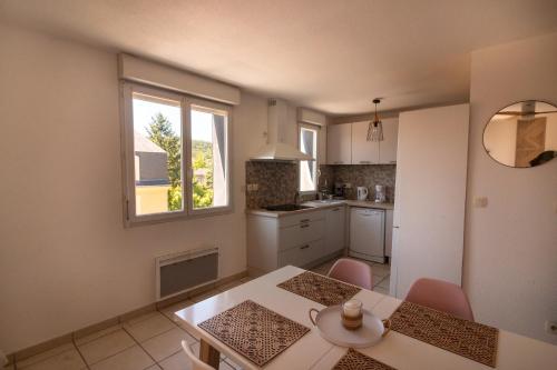 une cuisine avec une table à manger et une fenêtre dans l'établissement La belle Tessardaise, Draps Compris et PARKING GRATUIT, à Sarlat-la-Canéda