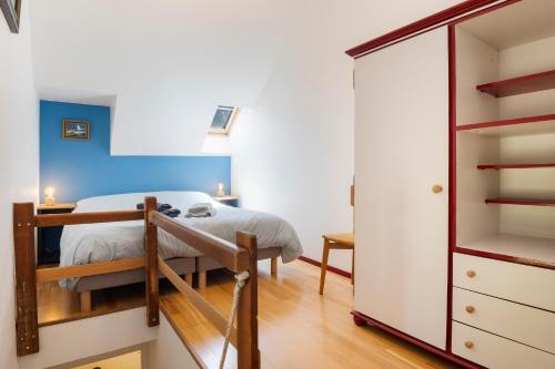 un dormitorio con una cama y un armario en La Bergerie du Manoir de Kercassier Guérande, en Guérande
