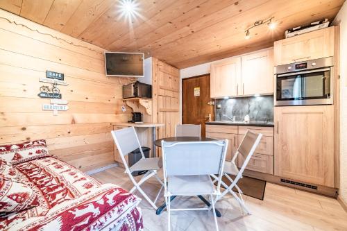 une chambre avec un lit, une table et des chaises dans l'établissement Appt bien agencé, bien placé-Châtel, à Châtel