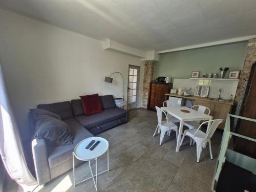 un salon avec un canapé et une table dans l'établissement Appartement 4 personnes proche Paris et de la station Aérobus Paris-Beauvais, à Pierrefitte-sur-Seine