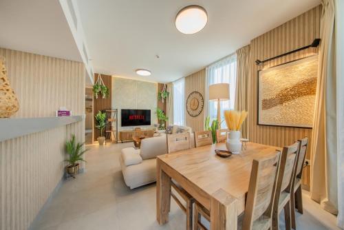 2BR Aljada Apartment - Forest Themed - Sleeps 6 - Balcony