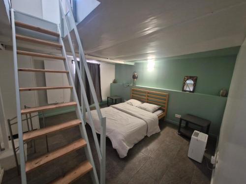 une chambre avec un lit superposé et une échelle dans l'établissement Appartement 4 personnes proche Paris et de la station Aérobus Paris-Beauvais, à Pierrefitte-sur-Seine