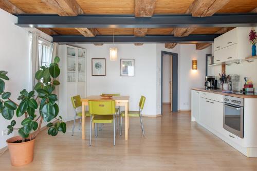a kitchen with a table and chairs in a room at Escasa Ferienwohnungen in Heiligenberg