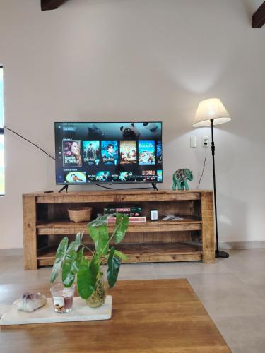 Adorable casa en San Bernardinoにあるテレビまたはエンターテインメントセンター