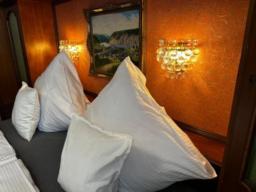a room with a bed with white pillows at Haus der Weine in Rüdesheim am Rhein
