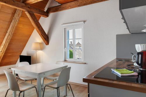 a kitchen and dining room with a table and chairs at Escasa Ferienwohnungen in Heiligenberg