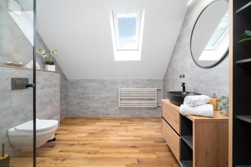 ein Badezimmer mit Waschbecken, Toilette und Spiegel in der Unterkunft Willa pod Warszawą Perfekcyjna na Eventy i Spotkania Firmowe in Kobyłka