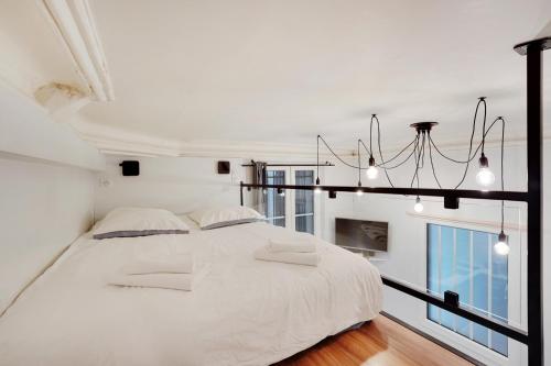 Giường trong phòng chung tại studio Belleville