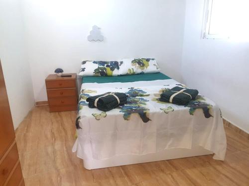 サンタ・ポラにあるMarDeSantaPolaの小さなベッドルーム(白いベッドカバー付)