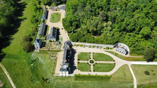 an aerial view of a mansion with a garden at L'appartement Montmorency in Saint-Paterne-Racan