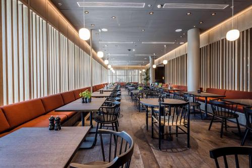 Un restaurante u otro lugar para comer en Scandic Spectrum