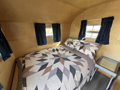 Postel nebo postele na pokoji v ubytování Rustic Caravan on an Amazing Joshua Tree Retreat Site, Perfect for Stargazing and a Peaceful Unique Experience in California