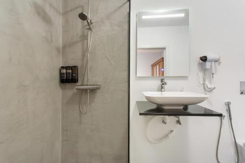 a bathroom with a sink and a shower at Paraiso Madeira - Suites in Gaula