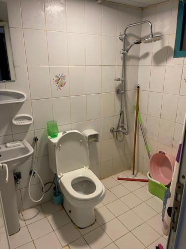 沙迦Al majaz 3 apartment的带马桶和水槽的浴室