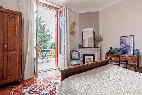 a bedroom with a bed and a door to a patio at Lingaillat, au coeur d'un parc in Soorts-Hossegor