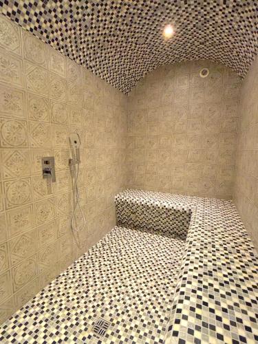 une chambre avec douche avec un téléphone au mur dans l'établissement Villa Tassinia, à Cannes