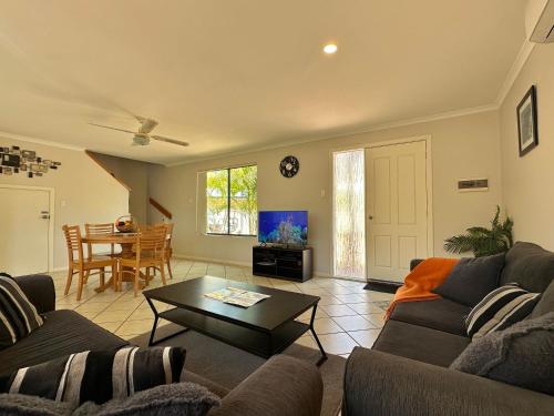 Posezení v ubytování Blue Ocean Villa 6 - Kalbarri, WA