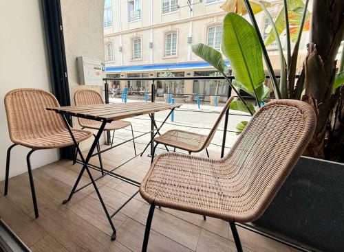 d'un balcon avec une table et des chaises. dans l'établissement 4BR LUXURY FAMILY LOFT - WALK to BEACH & SHOPPING, AIR COND & SUNNY TERRACE, By TOTOLULUCANNES, à Cannes