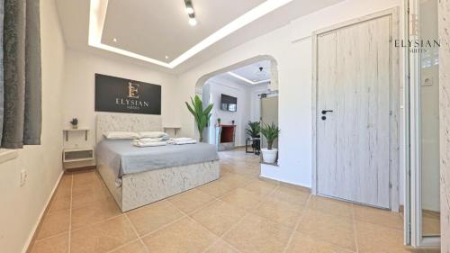 Ένα ή περισσότερα κρεβάτια σε δωμάτιο στο Elysian Luxury Suite N2