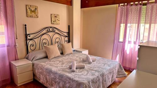 a bedroom with a bed with two towels on it at LAS OLAS GANDIA - Alquiler solo a familias in Tarancón