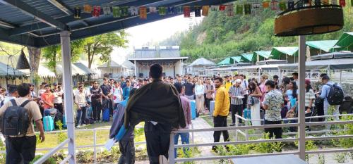 Επισκέπτες που μένουν στο New Highlander Camp